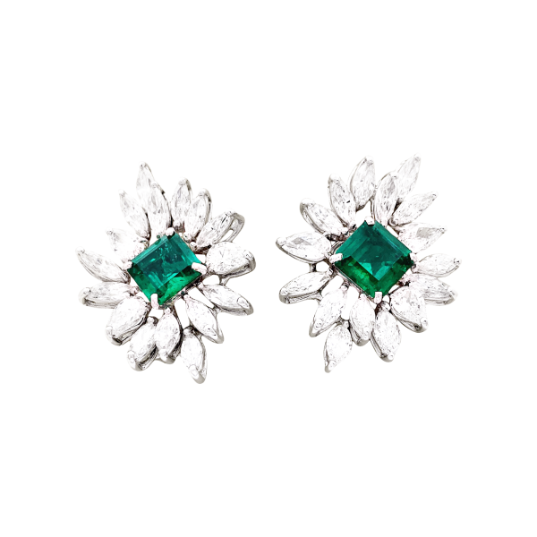 Paire de clips d'oreilles en or blanc, émeraudes et diamants