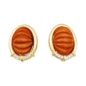 Boucles d'oreilles clips or jaune, corail et diamants.