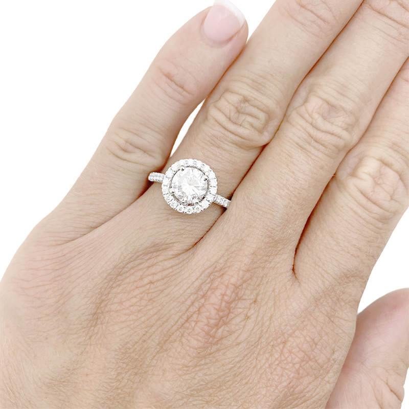 Bague diamant 1,26 ct à entourage, or blanc.