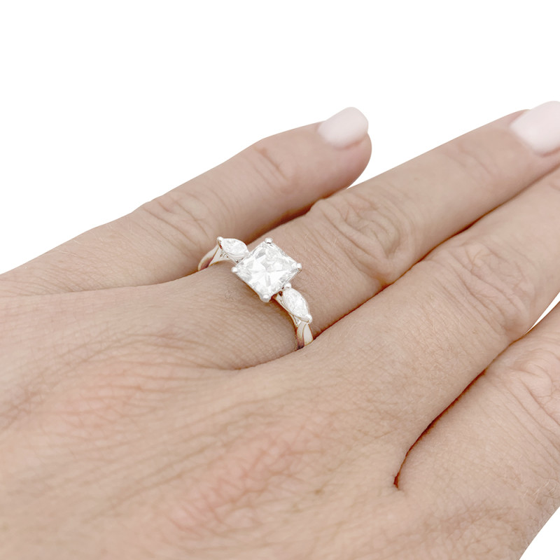 Bague or blanc, diamant 1,08 carat.
