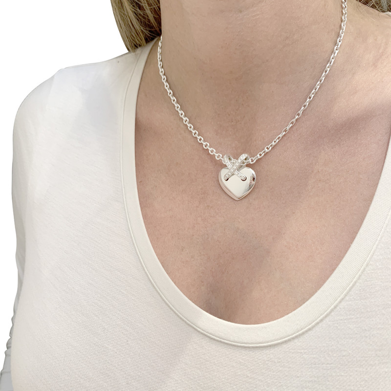Collier Chaumet, "Coeur Liens", or blanc et diamants.