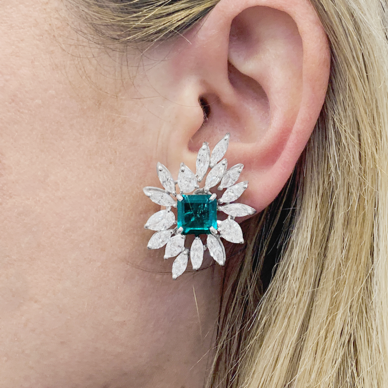 Paire de clips d'oreilles en or blanc, émeraudes et diamants