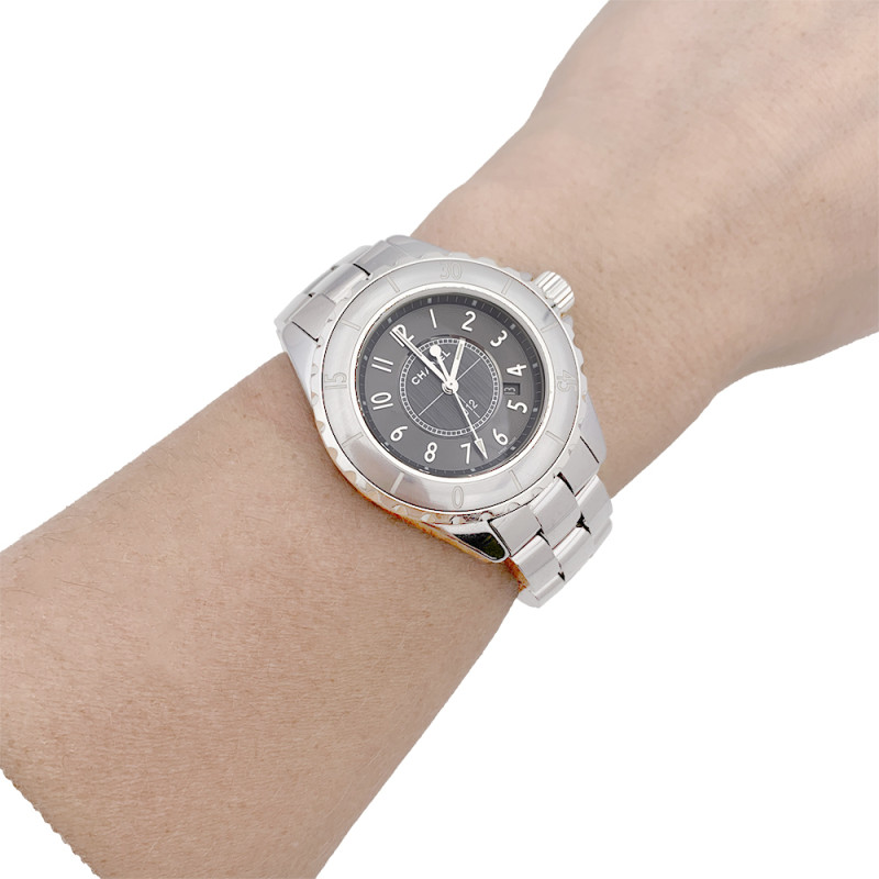 Montre Chanel, "J12 Chromatic", céramique de titane.