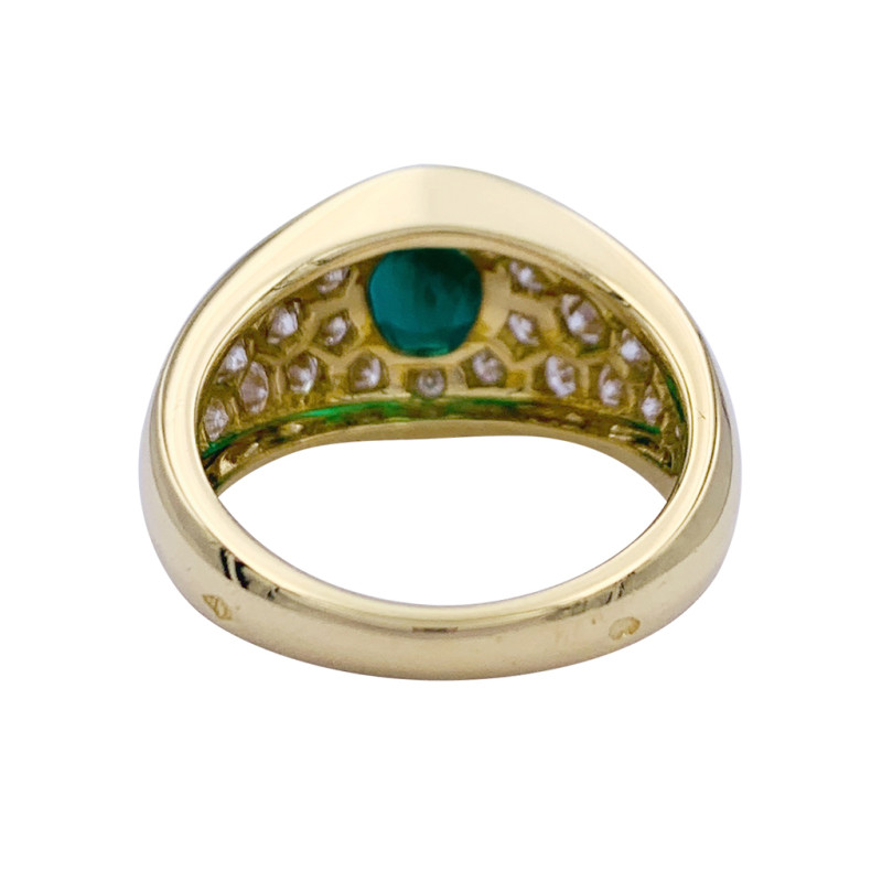 Bague or jaune, émeraude et pavage diamants.
