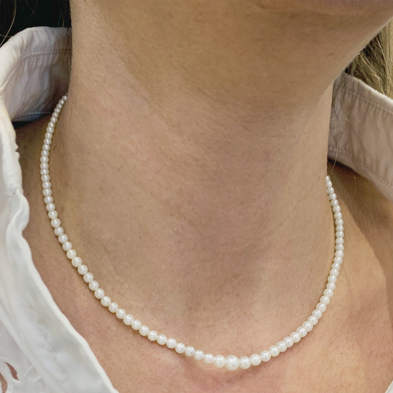 Collier perles, or blanc.