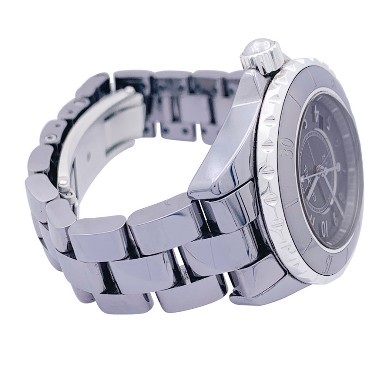 Montre Chanel, "J12 Chromatic", céramique de titane.