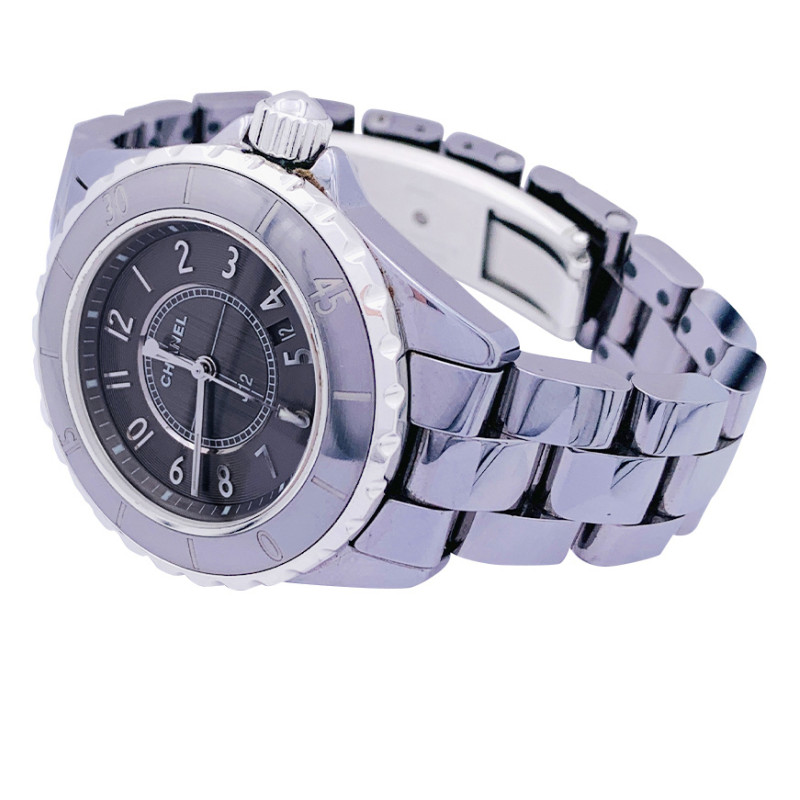 Montre Chanel, "J12 Chromatic", céramique de titane.