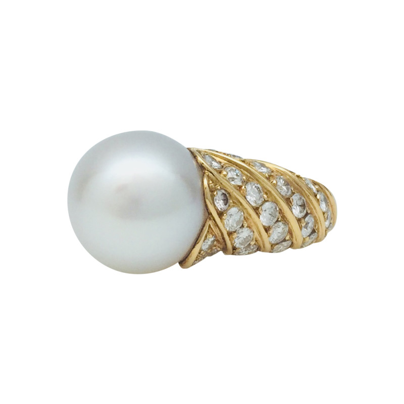 Bague en or jaune Tabbah, perle blanche et diamants.