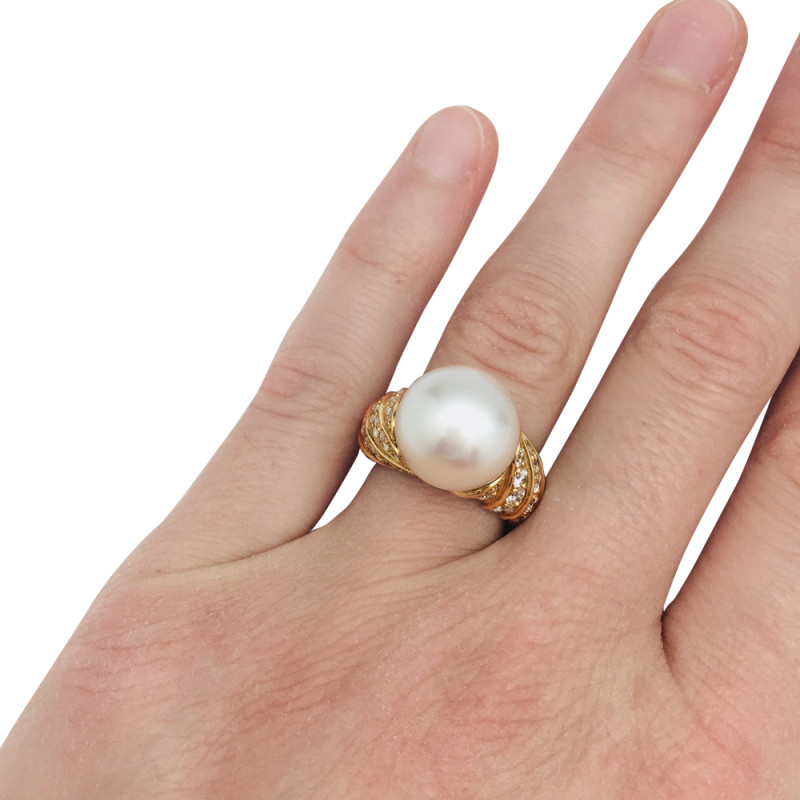 Bague en or jaune Tabbah, perle blanche et diamants.