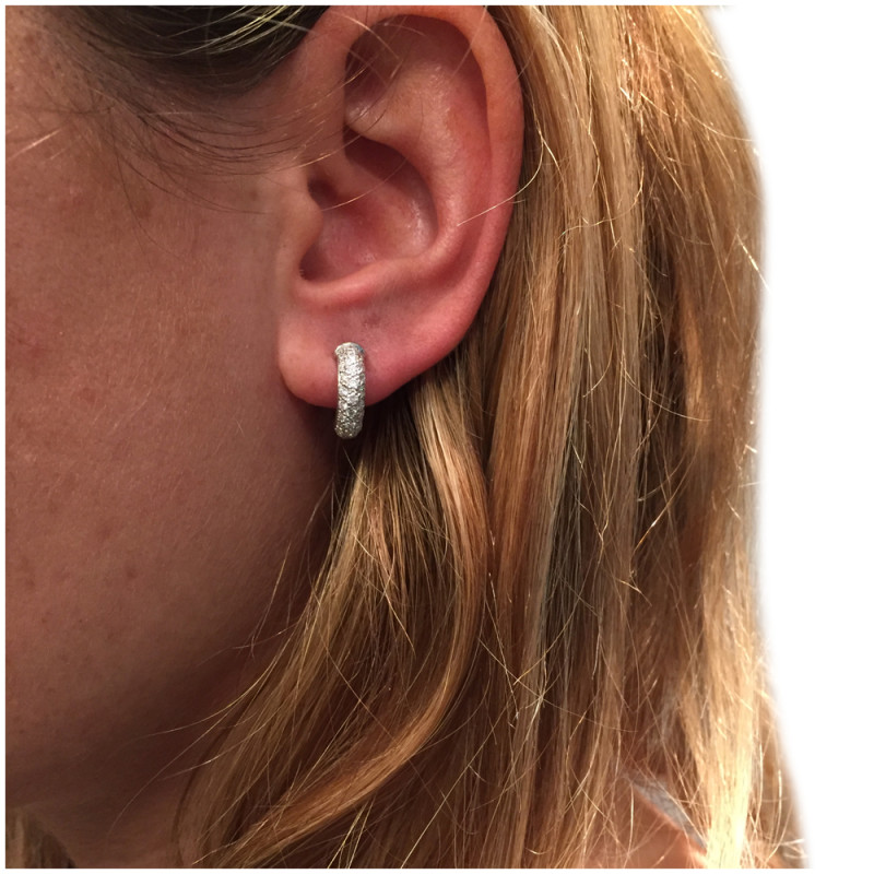 Boucles d'oreilles Cartier, modèle " Etincelle", diamants et platine.
