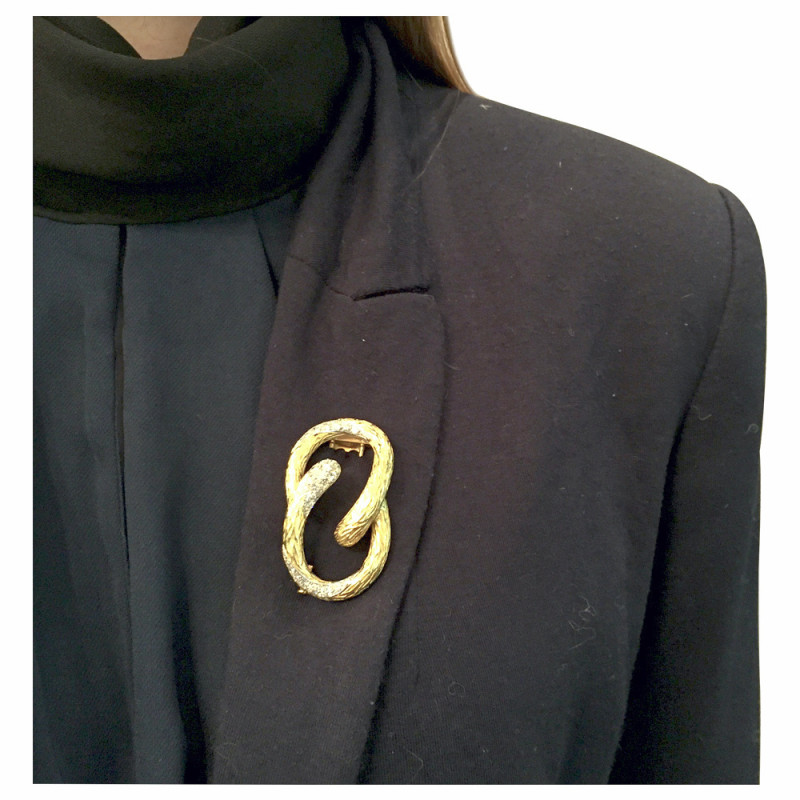 Broche Mauboussin "Boucle" en or jaune et platine, diamants.