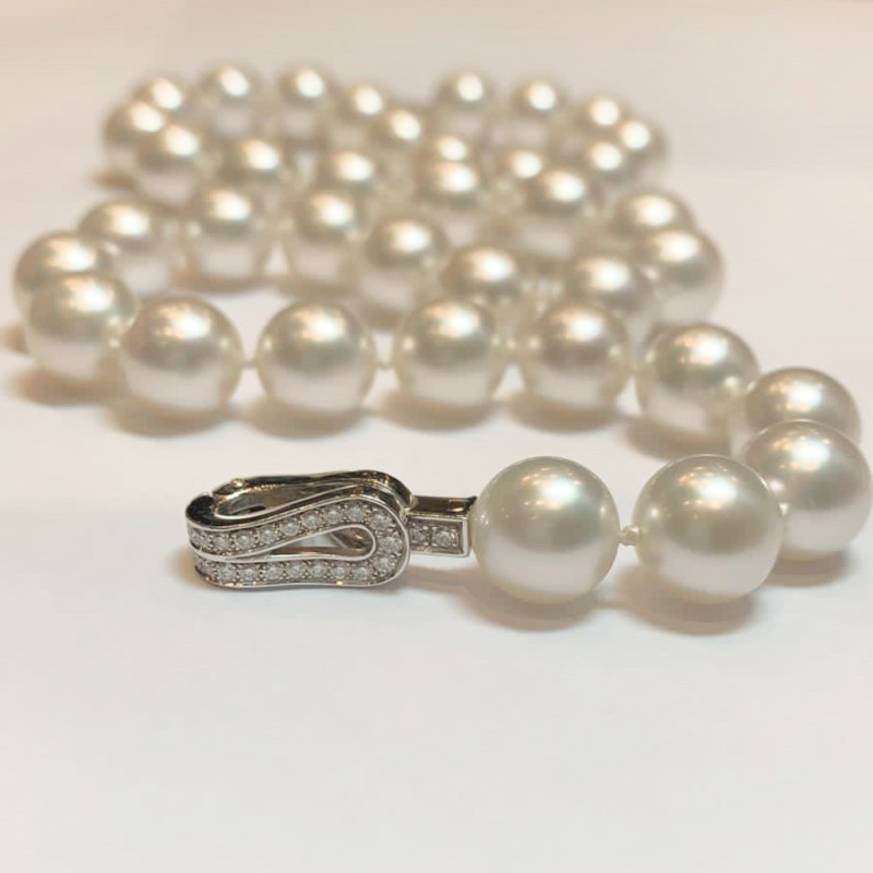 Collier de perles Cartier collection "Agrafe", fermoir en or blanc et diamants.