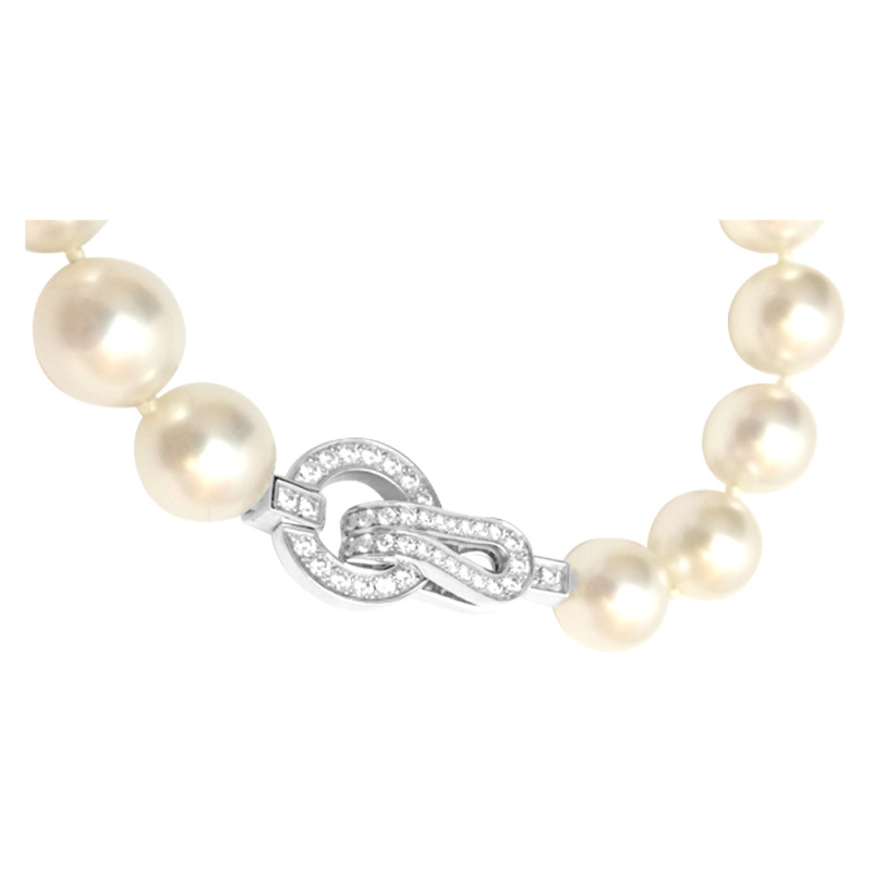 Collier de perles Cartier collection "Agrafe", fermoir en or blanc et diamants.