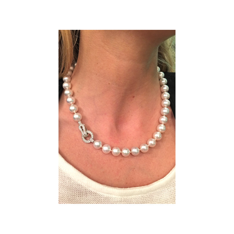 Collier de perles Cartier collection "Agrafe", fermoir en or blanc et diamants.