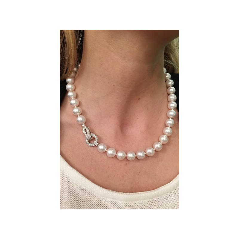 Collier de perles Cartier collection "Agrafe", fermoir en or blanc et diamants.