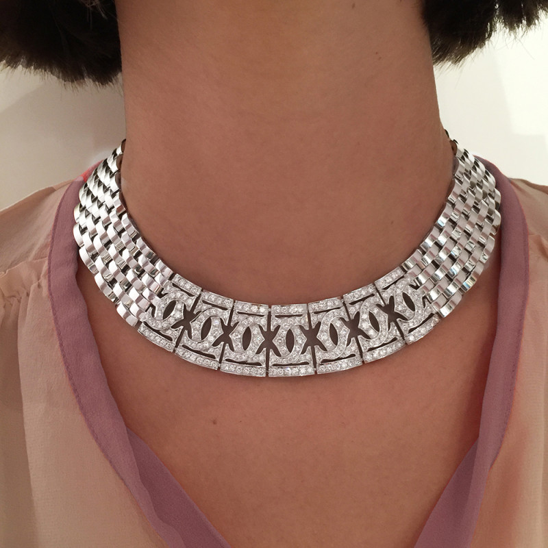 Collier ras de cou Cartier double "C" en or blanc, diamants.
