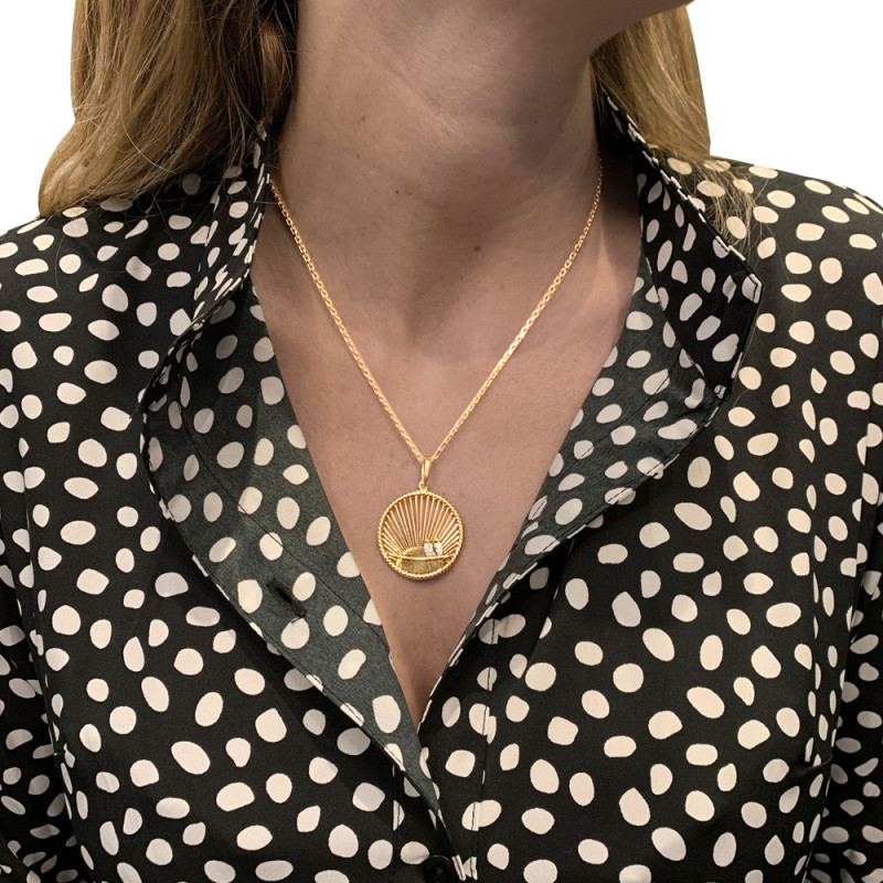 Médaille Van Cleef and Arpels en or jaune, diamants.