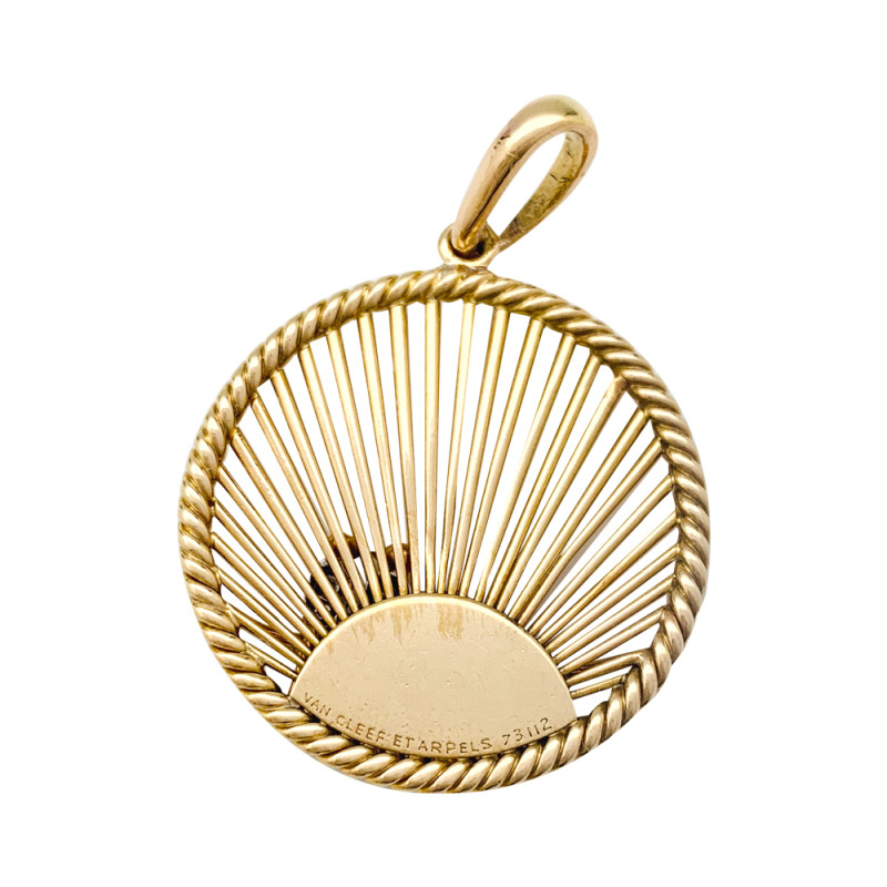 Médaille Van Cleef and Arpels en or jaune, diamants.