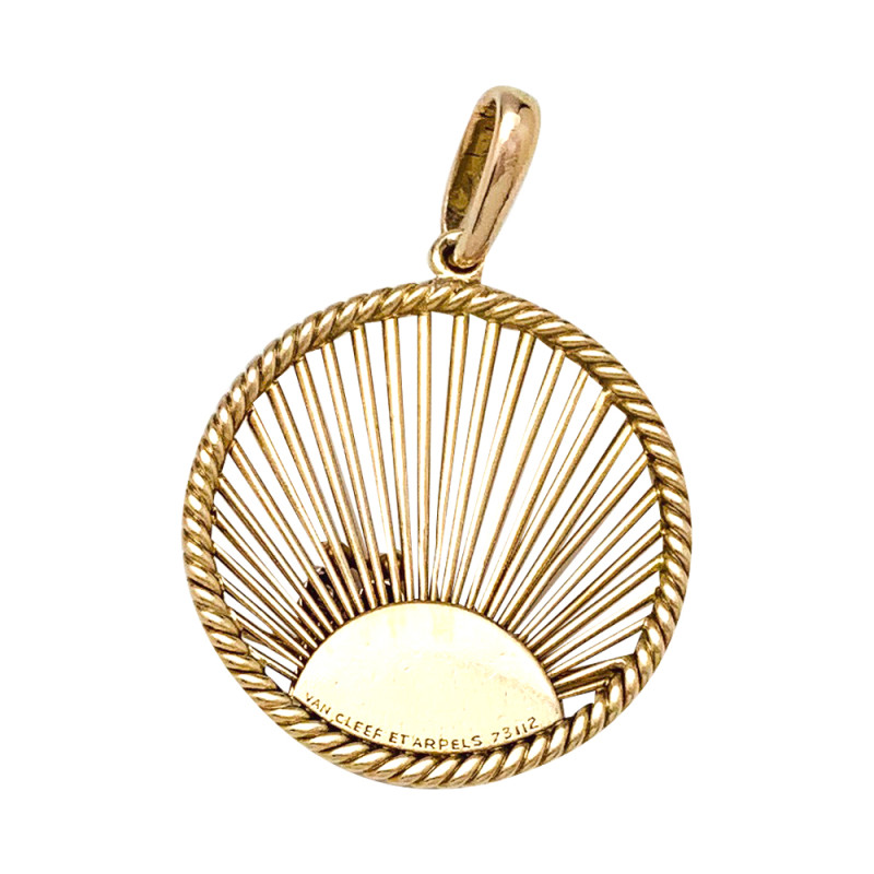 Médaille Van Cleef and Arpels en or jaune, diamants.
