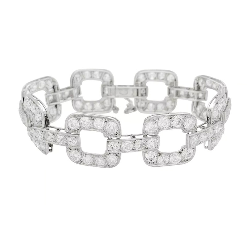 Bracelet en platine serti de diamants taille ancienne.