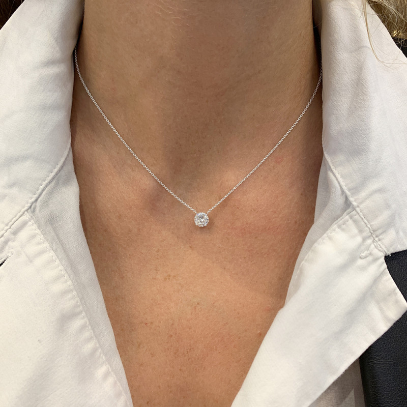 Collier solitaire diamant.