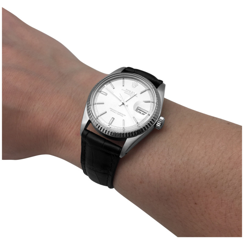 Montre Rolex modèle "Datejust" en acier, lunette en or blanc, sur cuir.