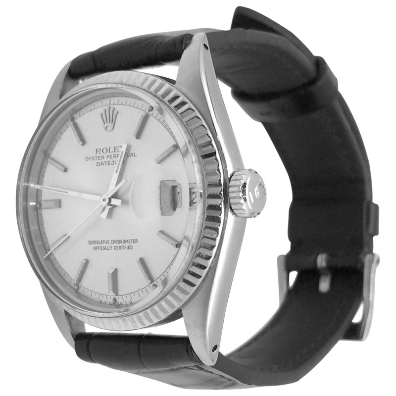 Montre Rolex modèle "Datejust" en acier, lunette en or blanc, sur cuir.