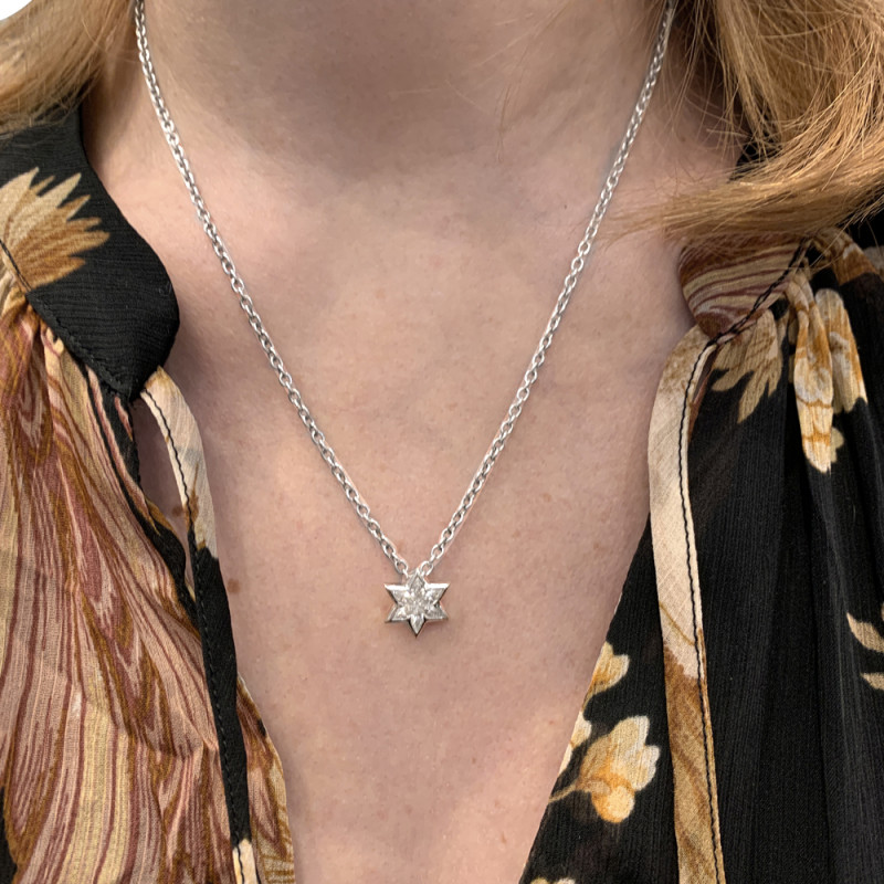 Pendentif en or blanc, étoile diamants.
